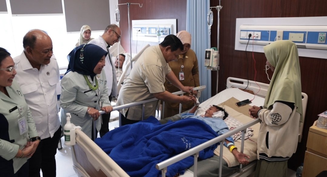 Prabowo Beri Semangat ke Pasien Korban Tabrakan Mobil SPPG: Lekas Sembuh, Rajin Belajar
