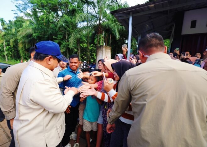 Momen Ibu-ibu Agam Sumbar Kompak Nyanyikan Indonesia Raya saat Ditengok Prabowo di Pengungsian