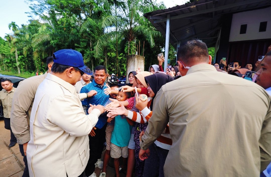 Momen Ibu-ibu Agam Sumbar Kompak Nyanyikan Indonesia Raya saat Ditengok Prabowo di Pengungsian
