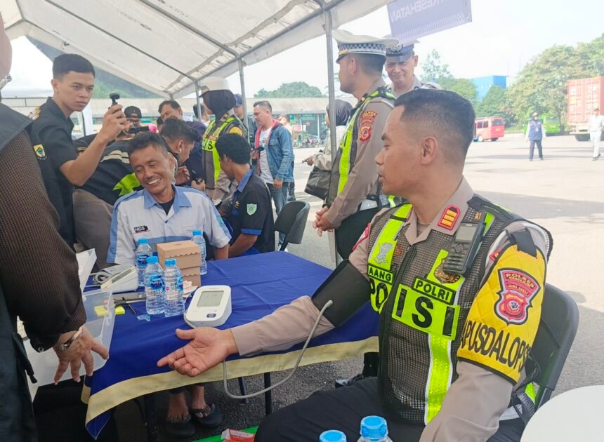 Satlantas Polres Cianjur Cek Kendaraan dan Kesehatan Pengemudi Bus Jelang Lebaran