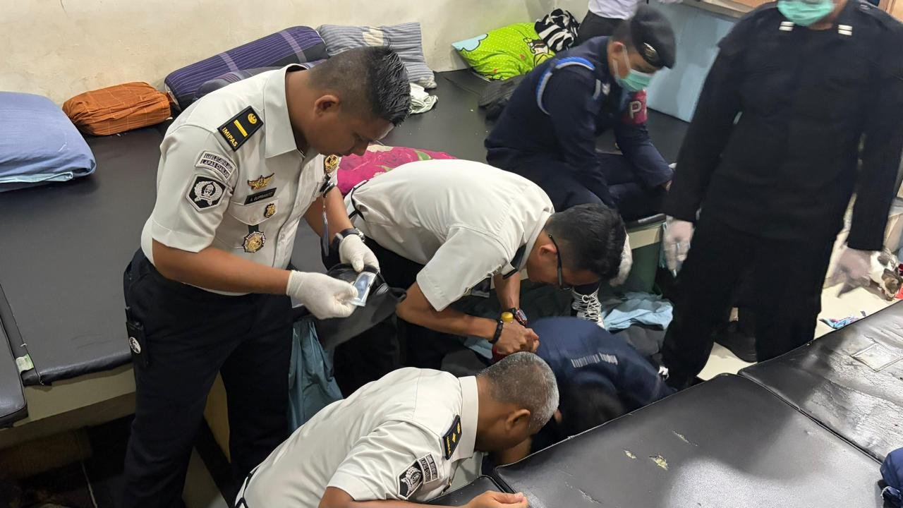 Razia Malam Lapas Cianjur, Gunting hingga HP “Kena Garuk”, Warga Binaan Ikut Tes Urine