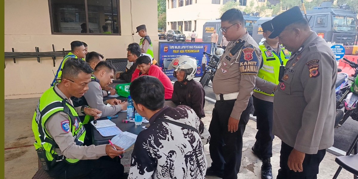 Knalpot Berisik, Tanpa Helm, Bonus Obat Terlarang, Dua Pemuda “Paket Lengkap” Kena Razia.