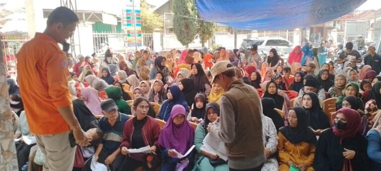 Begitu Beras dan Minyak Datang, 2.504 Warga Sukanagalih Langsung Serbu Kantor Desa